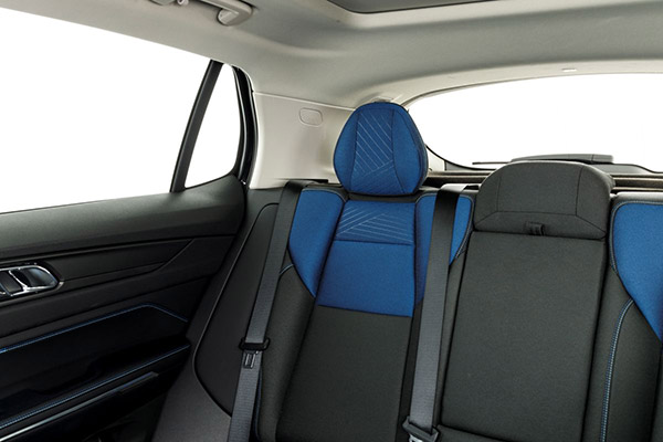 Interieur van de Lynk & Co 01 achteraan